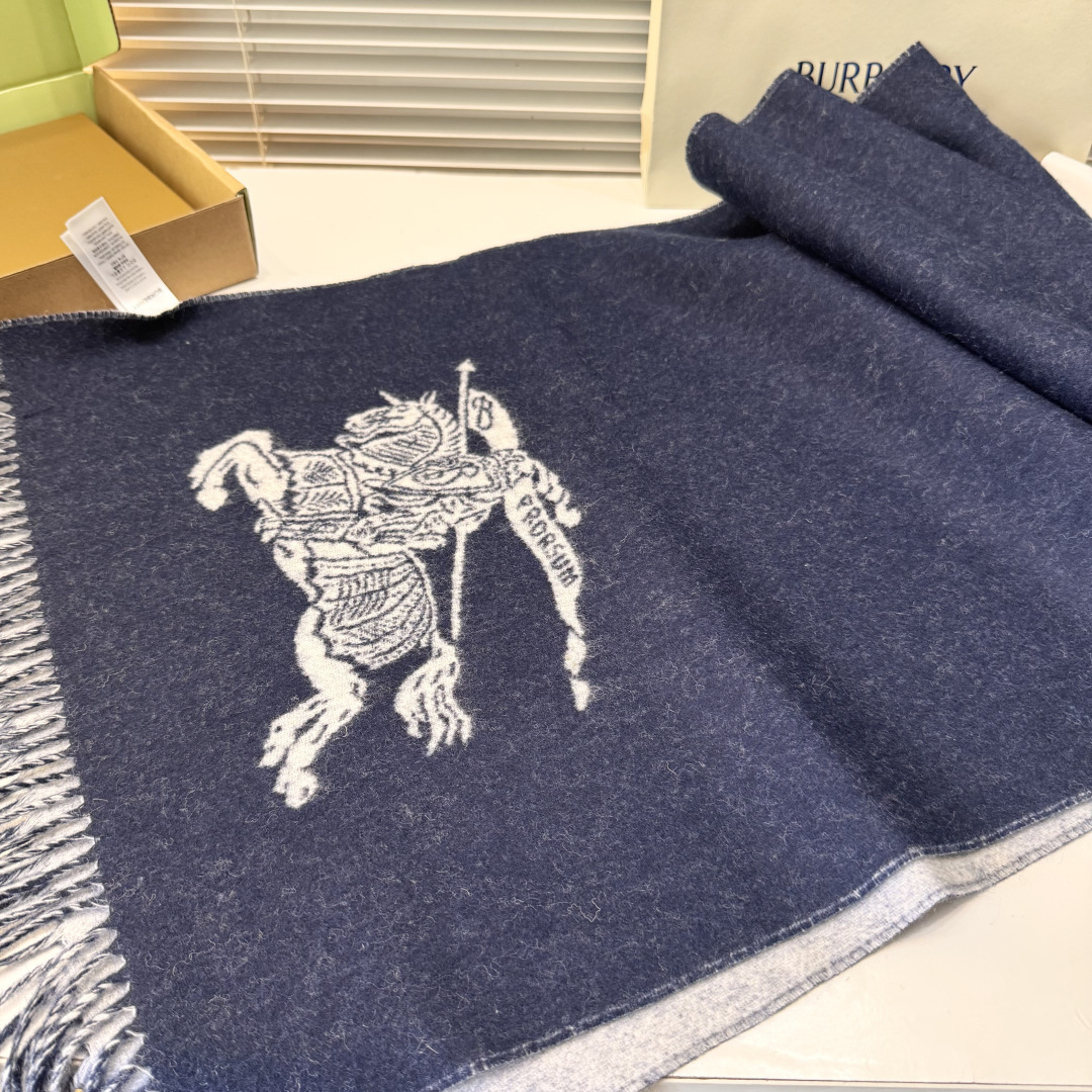 巴宝利 最新款围巾，男女士的福利 超温柔洋气的双面设计！！】感觉这个比以往的设计都更显年轻更显温柔更气质