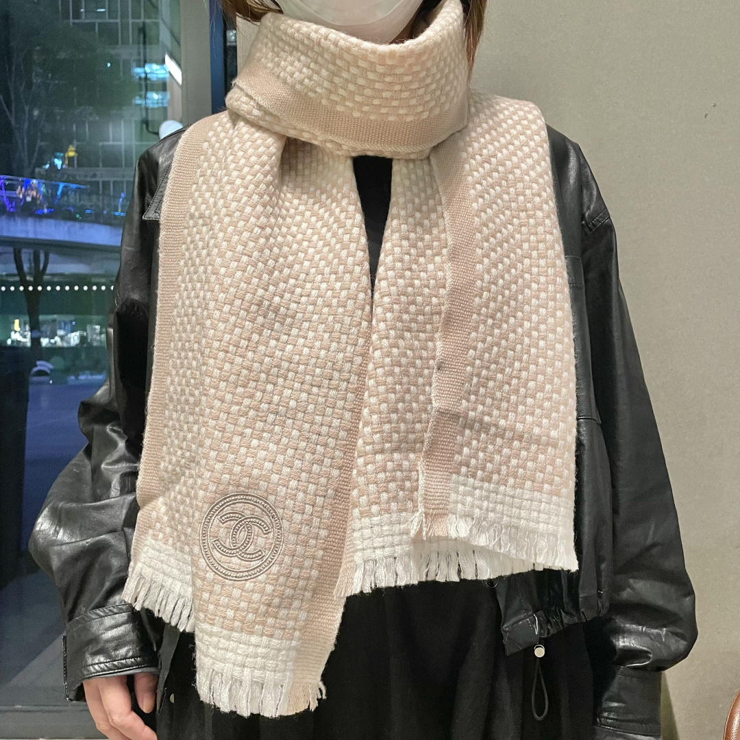 新款 搭配利器🆕🆕 香奈儿系列货 专供viP 产品 ♥顶级苏格兰进口绵羊毛 纹路织法使围巾赋有弹性且柔软