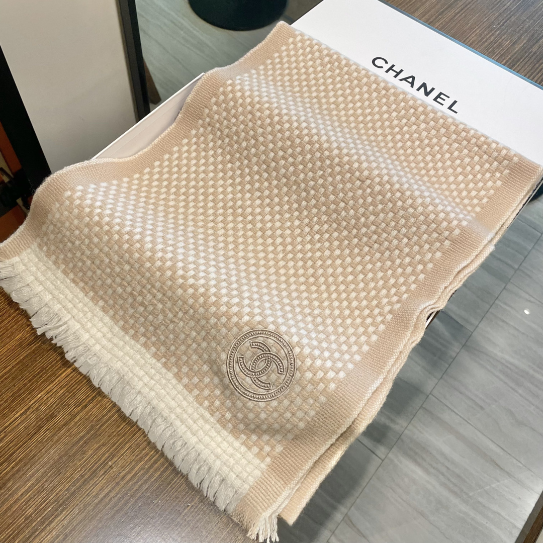 新款 搭配利器🆕🆕 香奈儿系列货 专供viP 产品 ♥顶级苏格兰进口绵羊毛 纹路织法使围巾赋有弹性且柔软