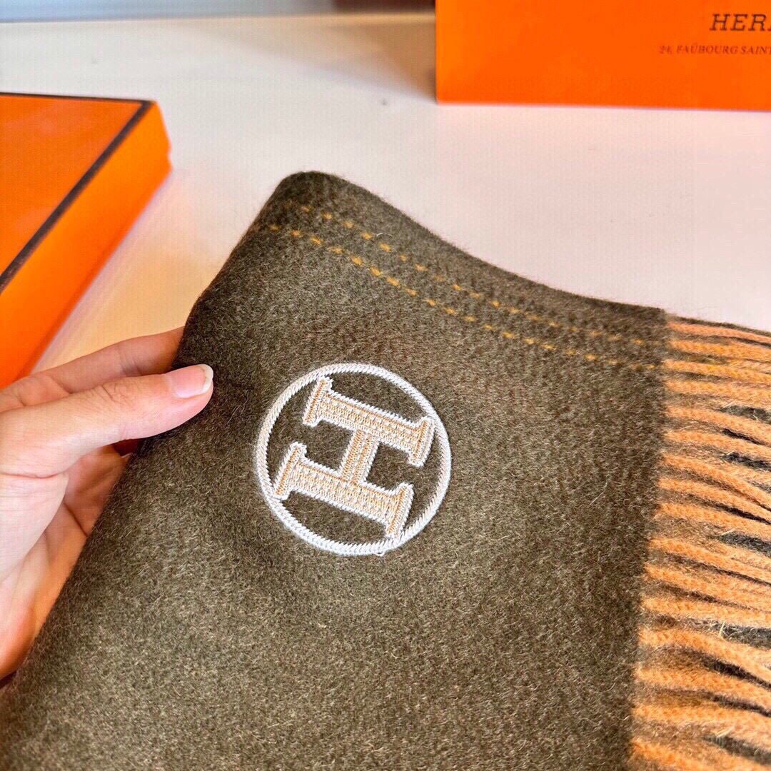 官网同款水波纹水羊绒 爱马仕❗👫同款围巾且买且珍惜羊绒款😍~都是出口订单所以比较难遇❤东西讲究少而精😍好