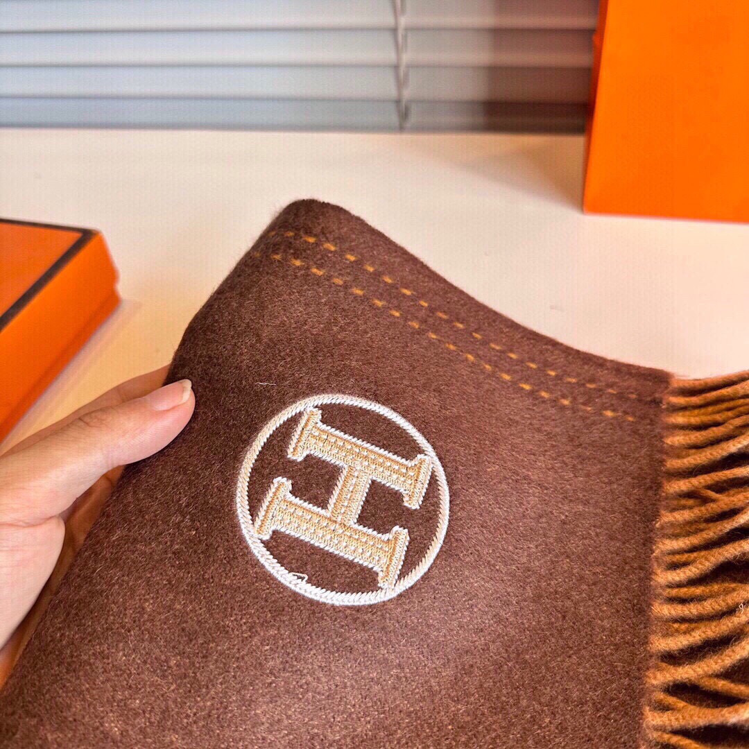 官网同款水波纹水羊绒 爱马仕❗👫同款围巾且买且珍惜羊绒款😍~都是出口订单所以比较难遇❤东西讲究少而精😍好