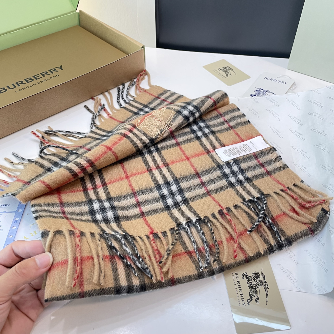 burberry出口英国的订单，指定国内一流最先进oem，羊绒混纺围巾一般工厂工艺达不到，因为做不好会扎