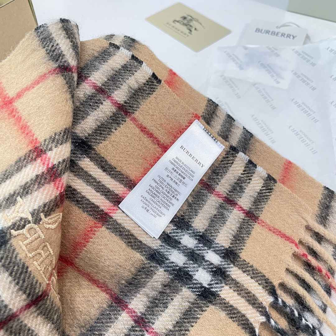 burberry出口英国的订单，指定国内一流最先进oem，羊绒混纺围巾一般工厂工艺达不到，因为做不好会扎