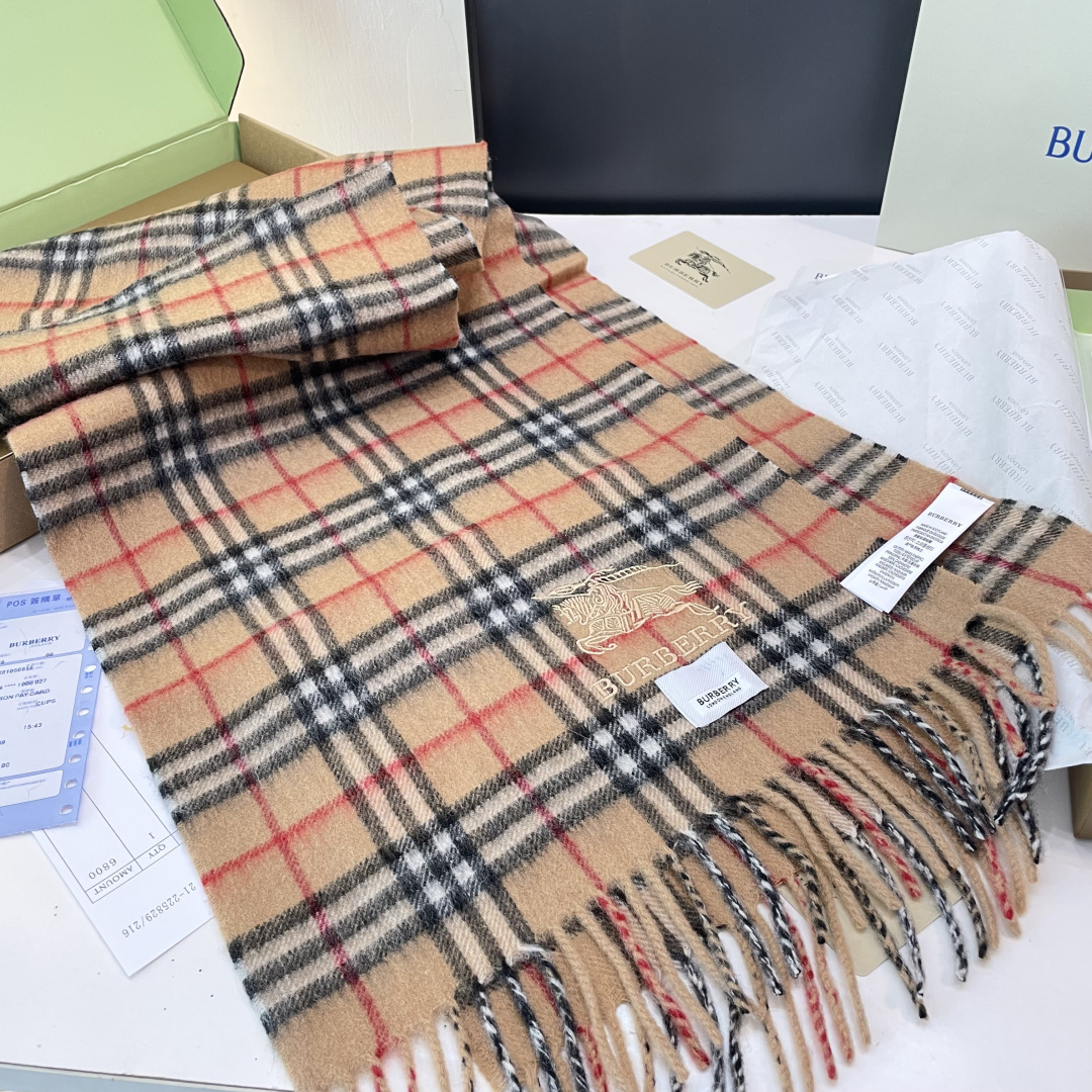 burberry出口英国的订单，指定国内一流最先进oem，羊绒混纺围巾一般工厂工艺达不到，因为做不好会扎