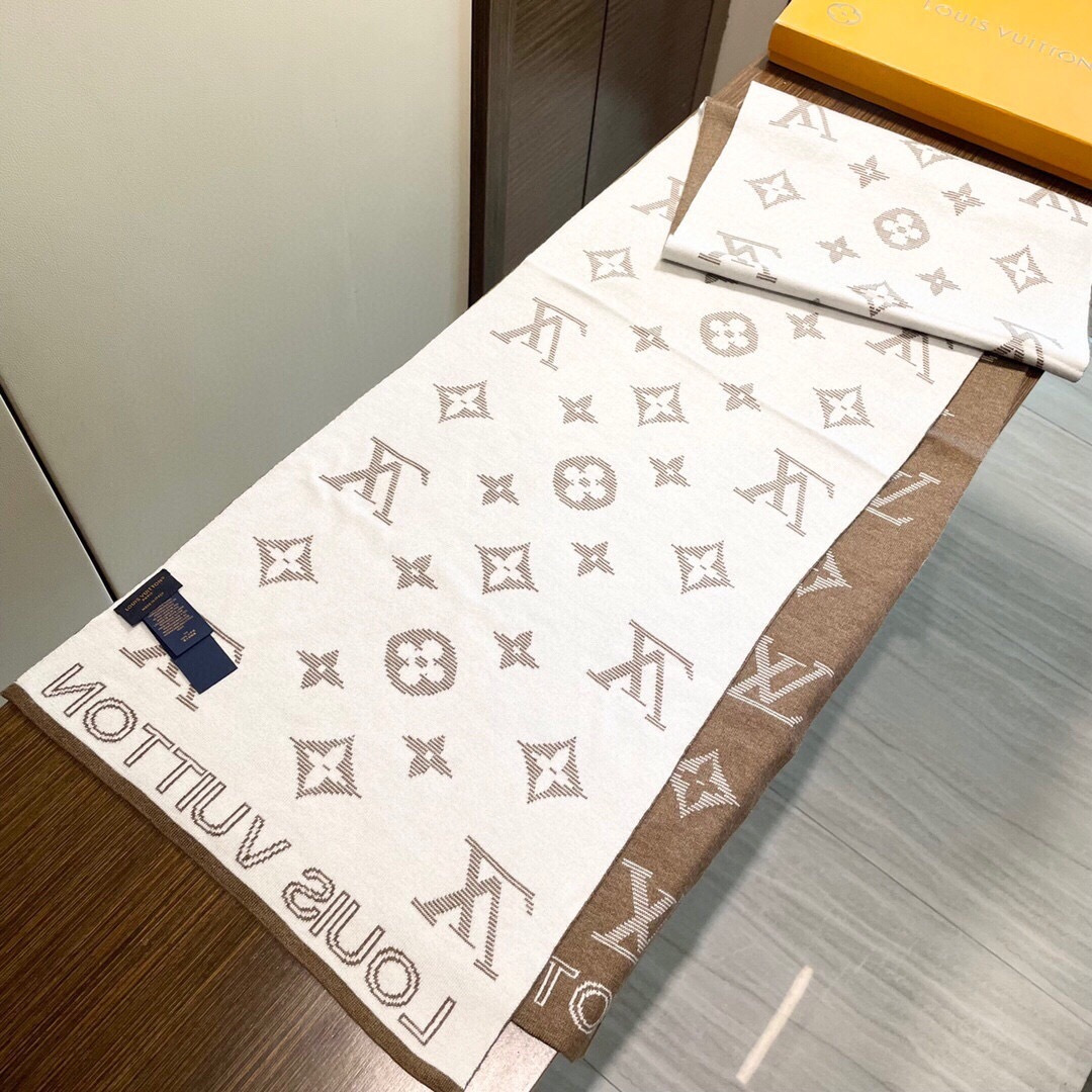 怒推走量新款🎊重磅推荐🎊LV官网最新款💥 针织羊绒材质。非常保暖👑 柔软亲肤，不扎脖😍经典素色围巾设计😘