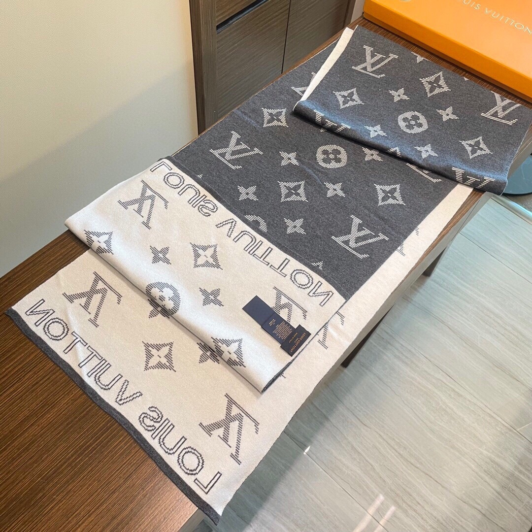 怒推走量新款🎊重磅推荐🎊LV官网最新款💥 针织羊绒材质。非常保暖👑 柔软亲肤，不扎脖😍经典素色围巾设计😘