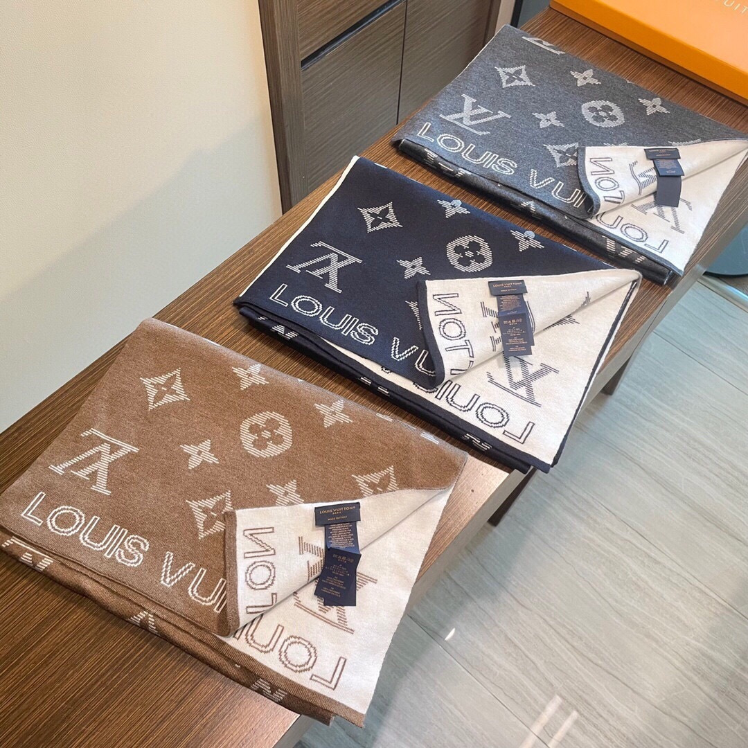 怒推走量新款🎊重磅推荐🎊LV官网最新款💥 针织羊绒材质。非常保暖👑 柔软亲肤，不扎脖😍经典素色围巾设计😘