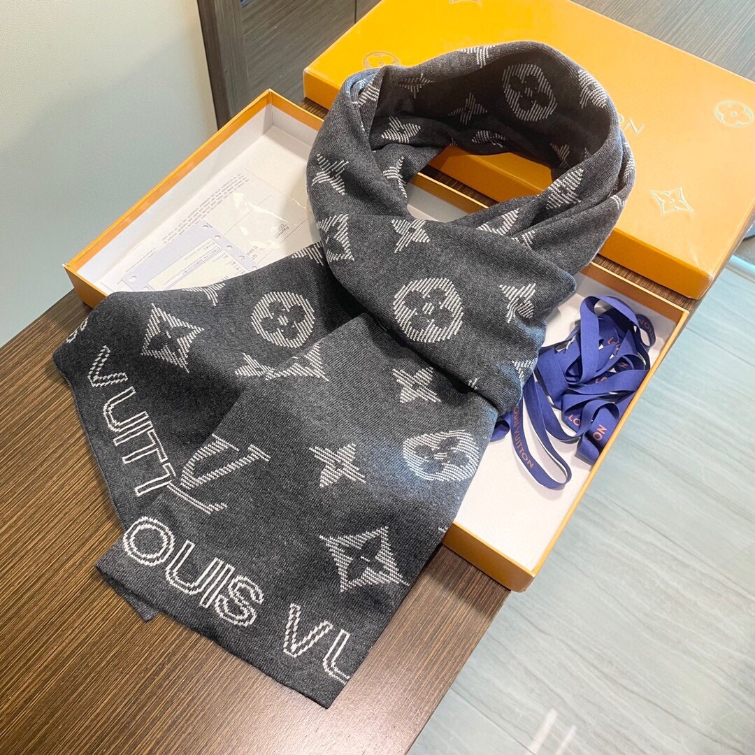 怒推走量新款🎊重磅推荐🎊LV官网最新款💥 针织羊绒材质。非常保暖👑 柔软亲肤，不扎脖😍经典素色围巾设计😘