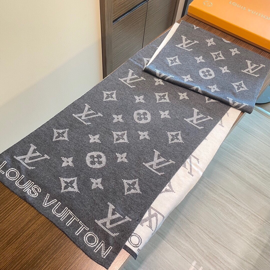 怒推走量新款🎊重磅推荐🎊LV官网最新款💥 针织羊绒材质。非常保暖👑 柔软亲肤，不扎脖😍经典素色围巾设计😘