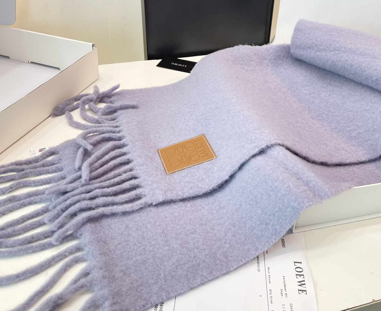 2025年罗意威超美新款马海毛围巾！超级推荐入手！】质感好货！主打的马海毛围巾~据说超难买哦！！打了好多