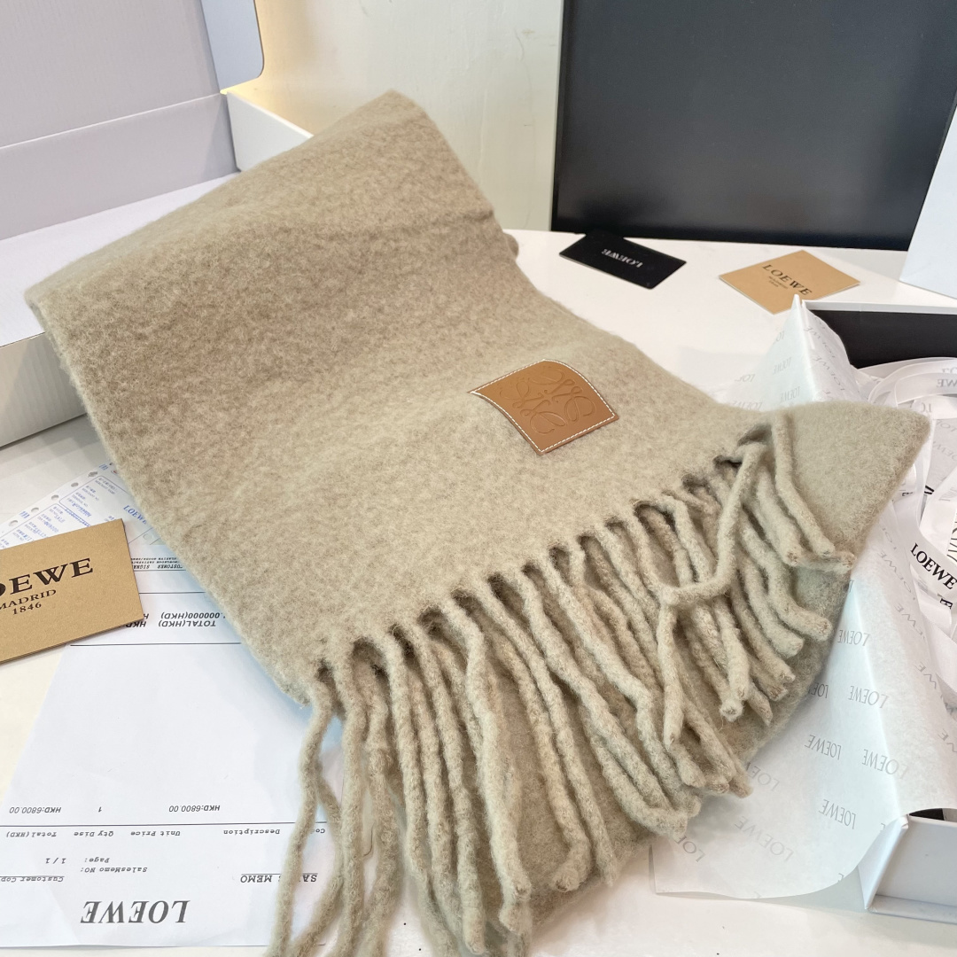 2025年罗意威超美新款马海毛围巾！超级推荐入手！】质感好货！主打的马海毛围巾~据说超难买哦！！打了好多