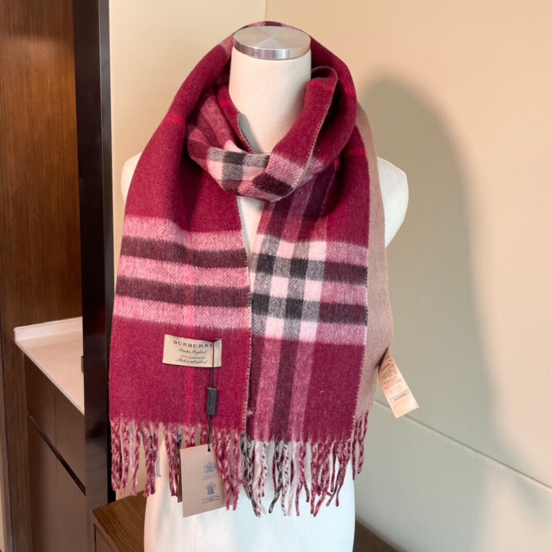 重磅推荐⚠️【顶级外单】🎀✨火爆N年的经典格，时潮人都有好几条巴宝莉围巾放在衣橱，一条小小的围巾其作用不