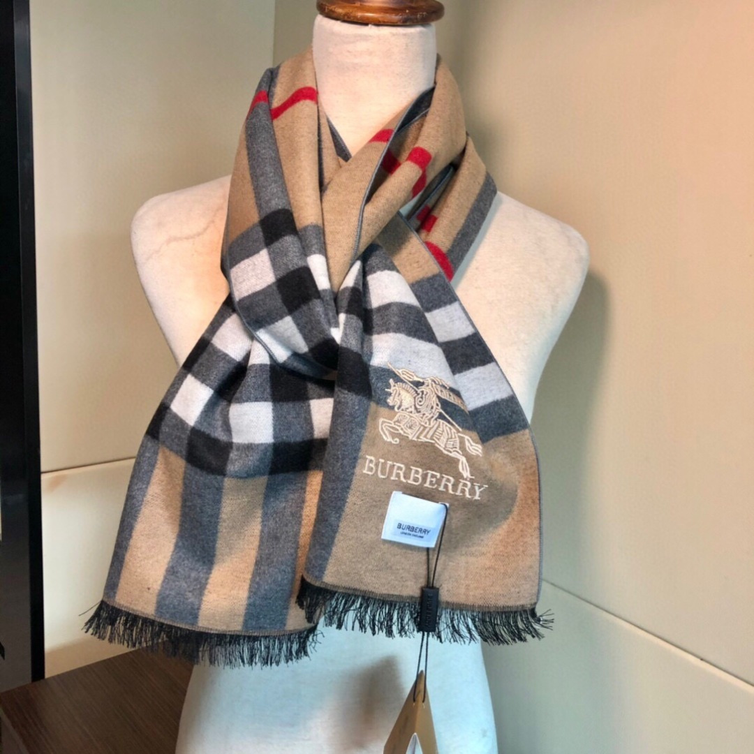 巴宝莉男仕围巾新款到货！海外原单，专柜原版，👏🎀️精美 今年超流行的款✨颜色随便百搭精神现👍💓🎀时尚级惊