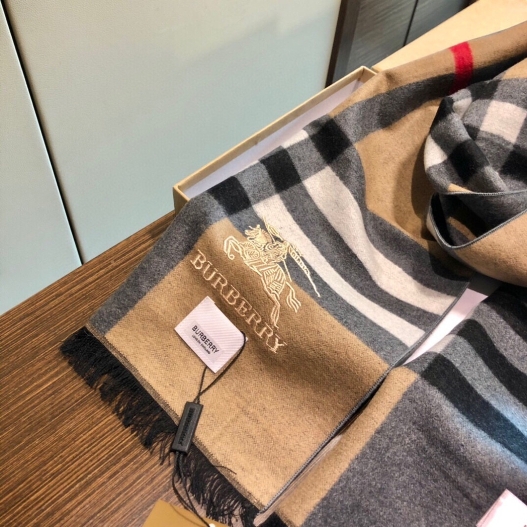 巴宝莉男仕围巾新款到货！海外原单，专柜原版，👏🎀️精美 今年超流行的款✨颜色随便百搭精神现👍💓🎀时尚级惊