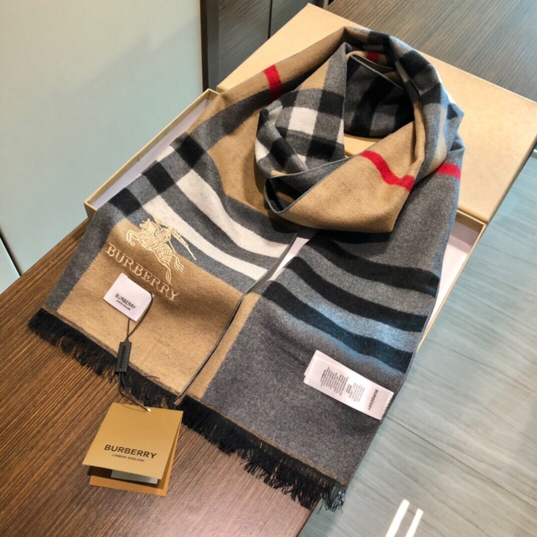 巴宝莉男仕围巾新款到货！海外原单，专柜原版，👏🎀️精美 今年超流行的款✨颜色随便百搭精神现👍💓🎀时尚级惊
