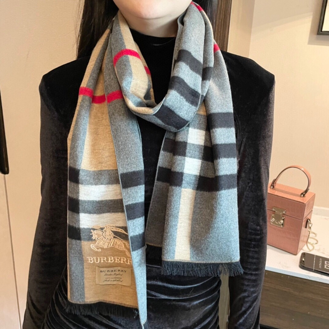 巴宝莉男仕围巾新款到货！海外原单，专柜原版，👏🎀️精美 今年超流行的款✨颜色随便百搭精神现👍💓🎀时尚级惊