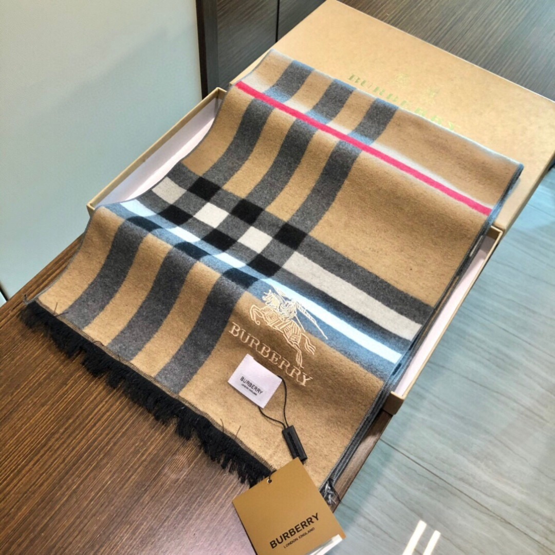 巴宝莉男仕围巾新款到货！海外原单，专柜原版，👏🎀️精美 今年超流行的款✨颜色随便百搭精神现👍💓🎀时尚级惊