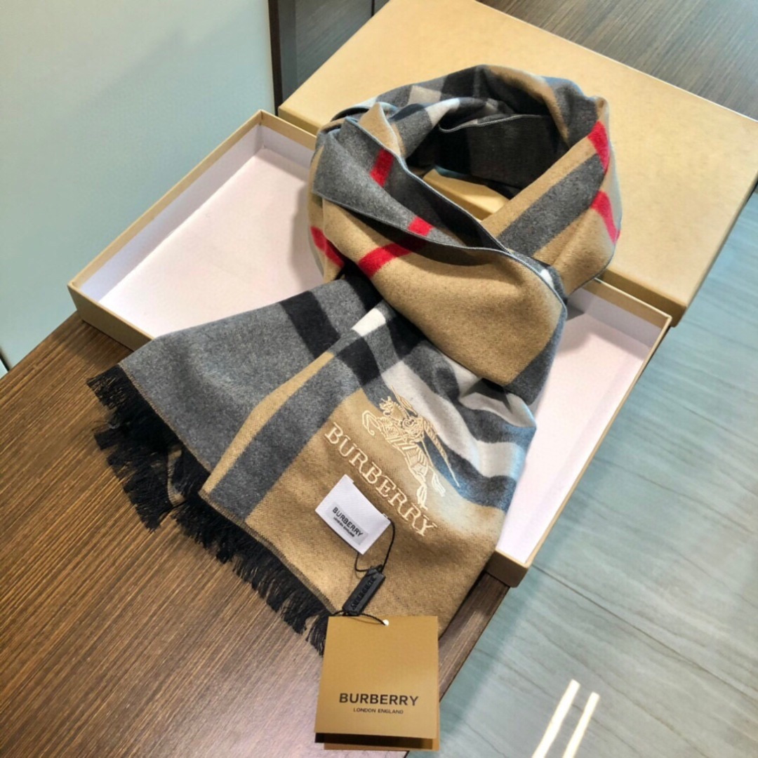 巴宝莉男仕围巾新款到货！海外原单，专柜原版，👏🎀️精美 今年超流行的款✨颜色随便百搭精神现👍💓🎀时尚级惊