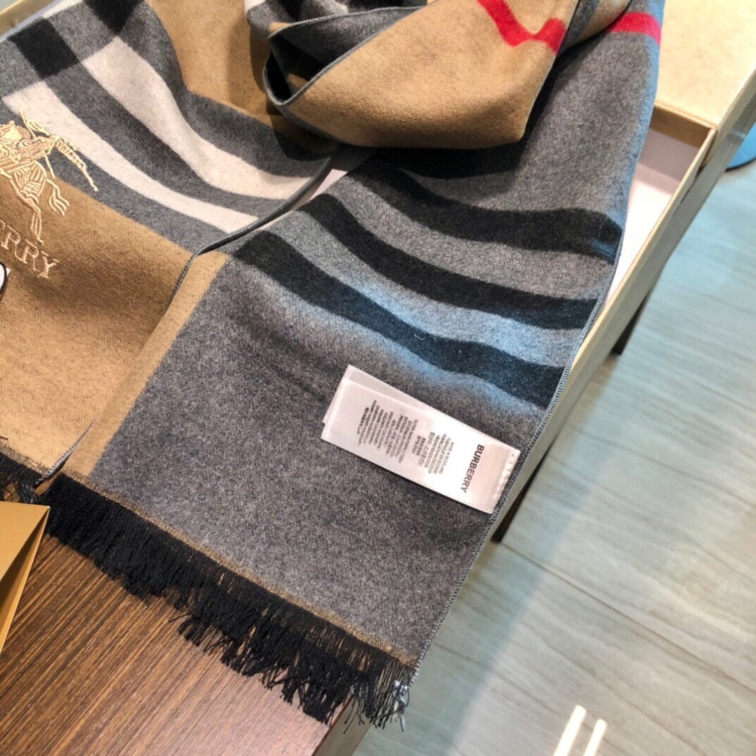 巴宝莉男仕围巾新款到货！海外原单，专柜原版，👏🎀️精美 今年超流行的款✨颜色随便百搭精神现👍💓🎀时尚级惊