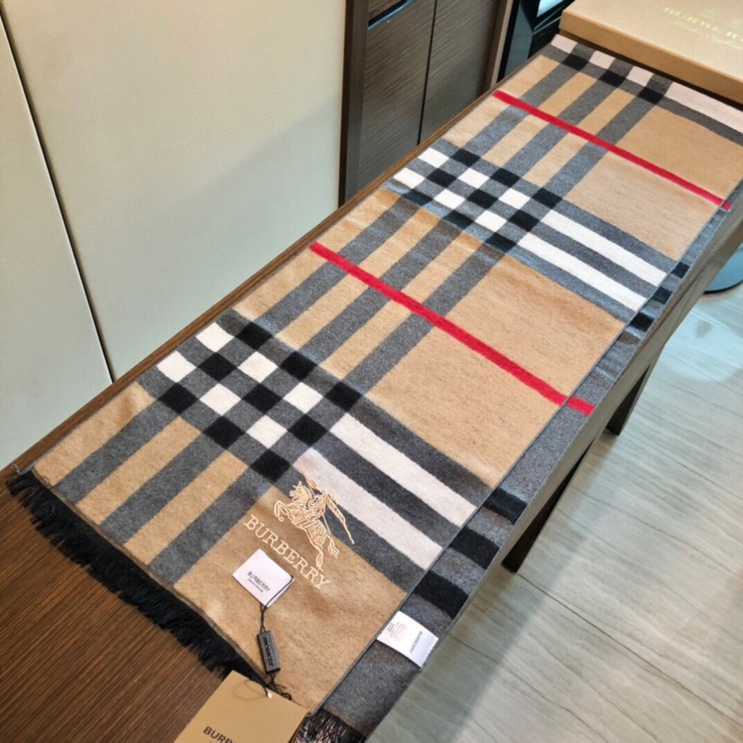 巴宝莉男仕围巾新款到货！海外原单，专柜原版，👏🎀️精美 今年超流行的款✨颜色随便百搭精神现👍💓🎀时尚级惊