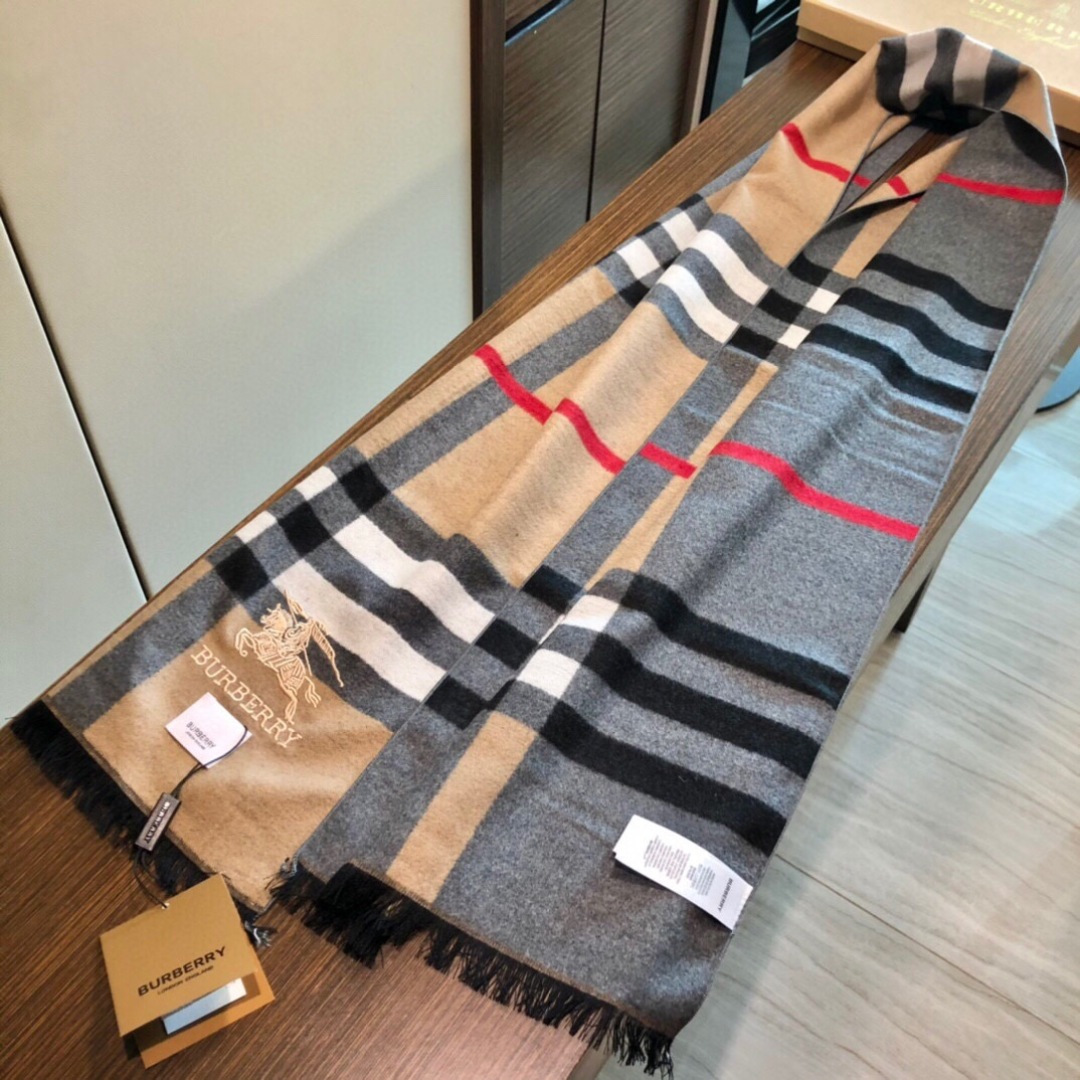 巴宝莉男仕围巾新款到货！海外原单，专柜原版，👏🎀️精美 今年超流行的款✨颜色随便百搭精神现👍💓🎀时尚级惊