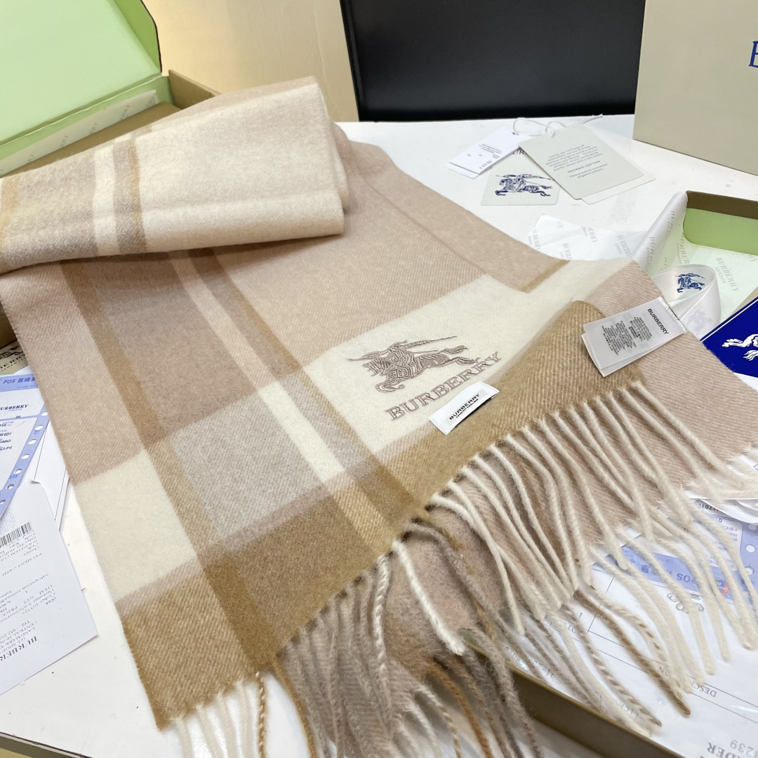 巴宝利国际品牌时尚男女士围巾上市。。✨霸气休闲为一体[鼓掌][鼓掌]顶级羊绒+精细刺绣 32*180标准