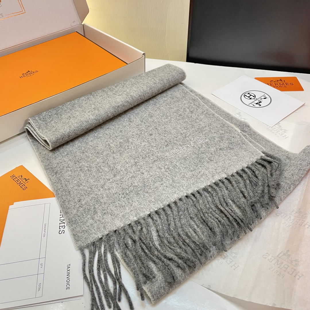 爱马仕❗👫同款围巾且买且珍惜羊绒款😍~都是出口订单所以比较难遇❤东西讲究少而精😍好看的一定要收😎这款H家