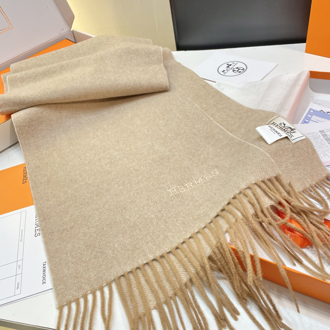 爱马仕❗👫同款围巾且买且珍惜羊绒款😍~都是出口订单所以比较难遇❤东西讲究少而精😍好看的一定要收😎这款H家