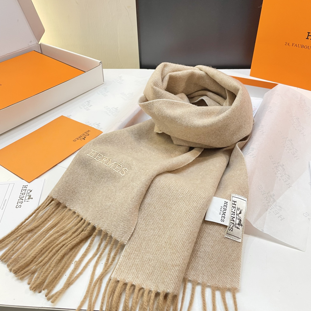 爱马仕❗👫同款围巾且买且珍惜羊绒款😍~都是出口订单所以比较难遇❤东西讲究少而精😍好看的一定要收😎这款H家