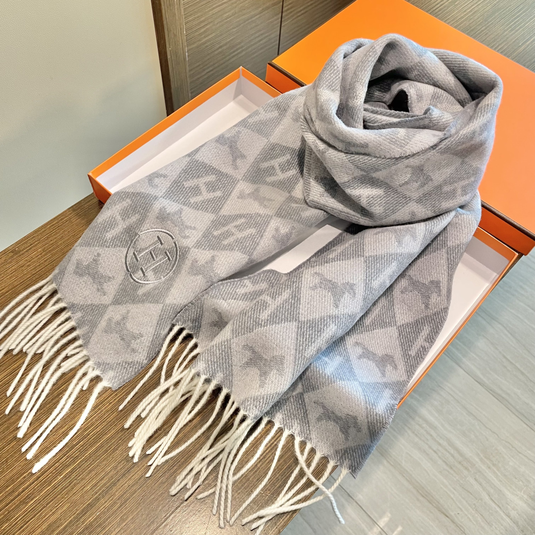 上新2025爱马仕双面男女款围巾且买且珍惜😍~都是出口订单所以比较难遇❤️东西讲究少而精😍好看的一定要收