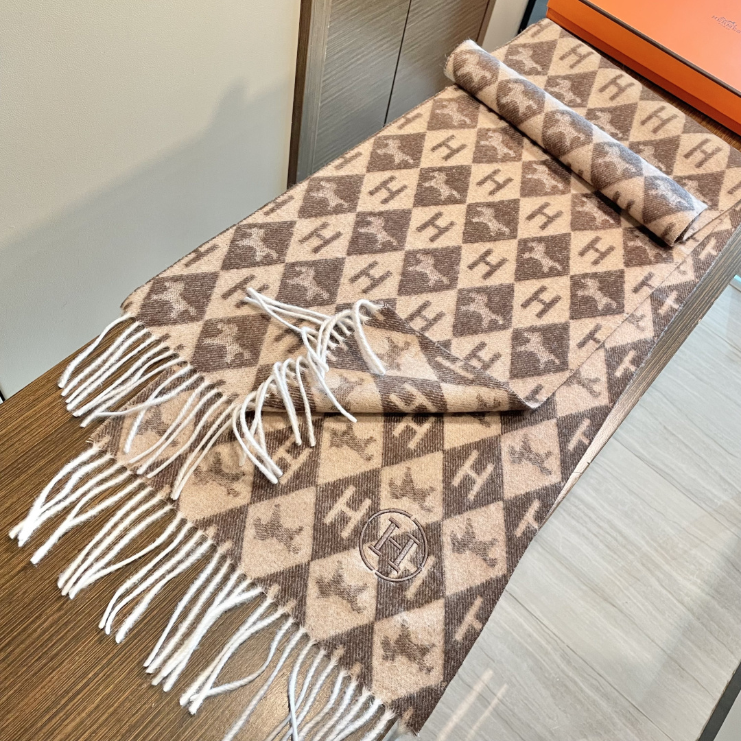 上新2025爱马仕双面男女款围巾且买且珍惜😍~都是出口订单所以比较难遇❤️东西讲究少而精😍好看的一定要收