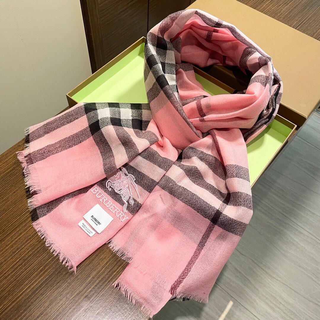 专柜新款 永远的时髦‼️Burberry经典格薄款丝绒围巾~难得的经典格，这样的格子真的每年看都觉得好看