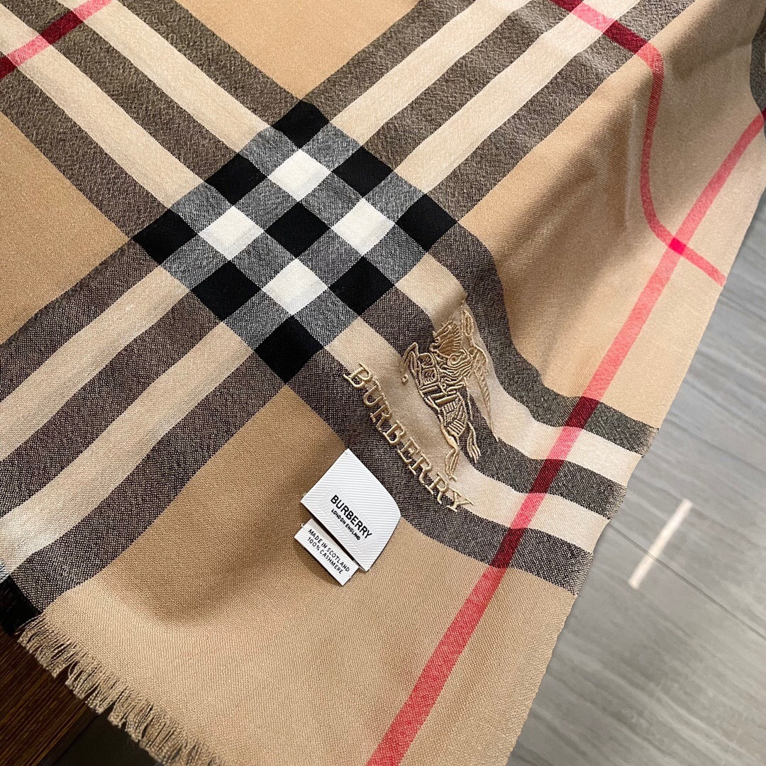 专柜新款 永远的时髦‼️Burberry经典格薄款丝绒围巾~难得的经典格，这样的格子真的每年看都觉得好看