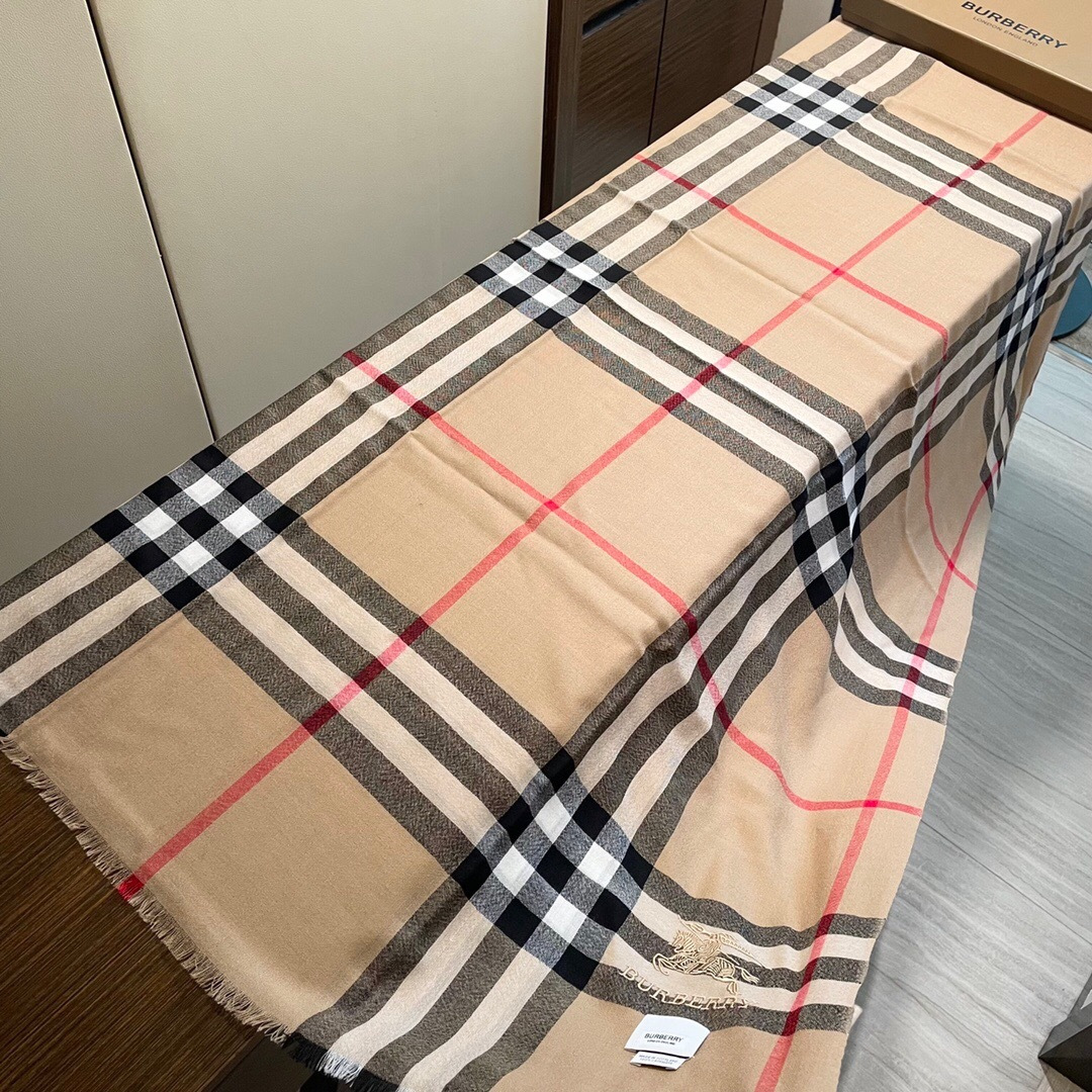 专柜新款 永远的时髦‼️Burberry经典格薄款丝绒围巾~难得的经典格，这样的格子真的每年看都觉得好看