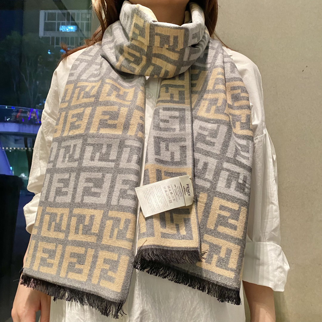 芬迪FF男女款围巾新款到货！海外原单，专柜原版，👏🎀️精美 今年超流行的款✨颜色随便百搭精神现👍💓🎀时尚