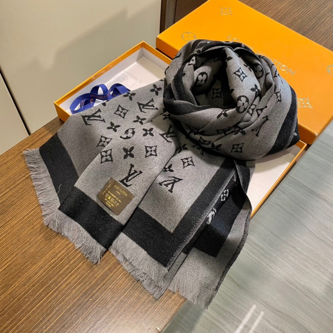 ¥358 爆款重现 上新💓😘LV专柜最新款‼️超级超级美的羊绒长巾‼️🔥真心美的让人心动 男女上身效果简直美翻了 品质非常完美👍‼️ 整个围巾给人大牌气场的同时又非常精致，上‼️🌟轻薄的感觉非常舒适.夏秋旅游必备，冬天佩戴更美.手慢无🌟尺寸45x190顶级羊绒长巾