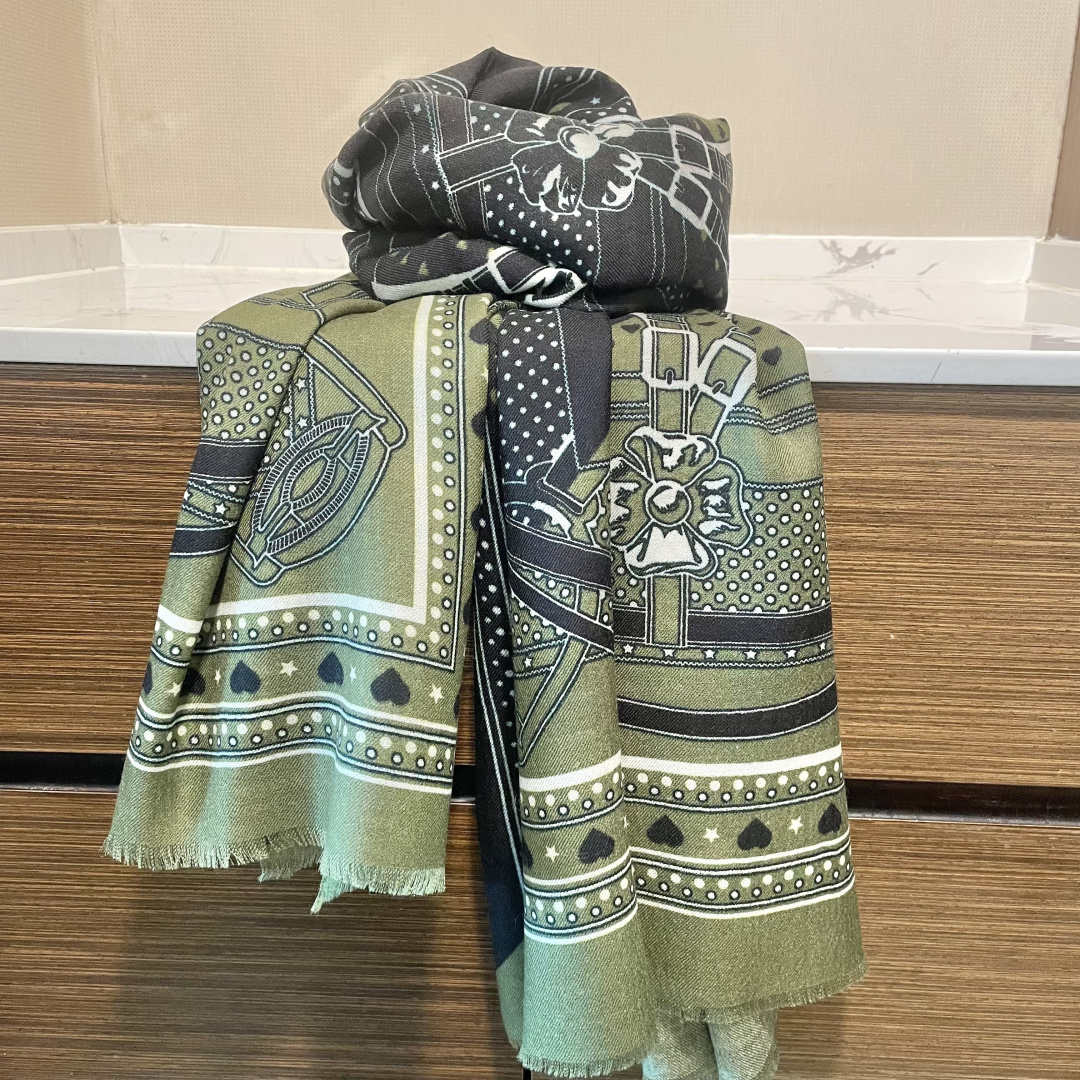 ¥358 新品🔥LV最新款‼️，2025高端大气上档次【羊绒长巾】🔥实物真心美 🎀披肩配以印花💓💃🏻无论设计喷绘都是非常到位☀️细节都可见🌟整个围巾给人大牌气场的同时又非常精致高端💟VI¥推荐⚡️绝对值得入手的新款 材质:戒指绒长巾💟尺寸：100×200