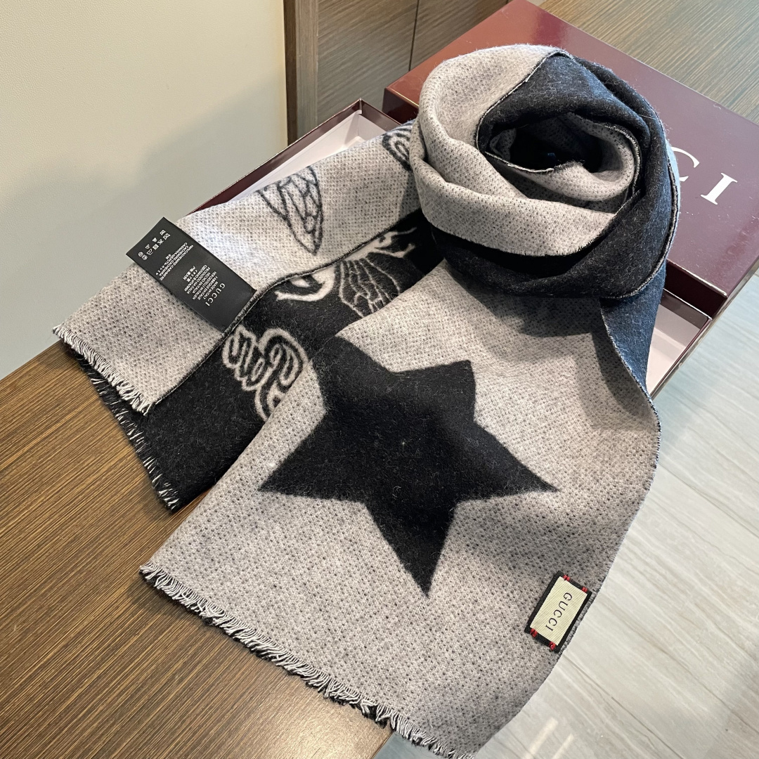 🉐️170 古奇【双G提花双面】款式经典，男女都可以 大方时髦，不过时，随便什么时候拿出来戴都好看。Gucci这款限量经典元素的新款披肩真的超重磅❣️高端围巾提升气质的时尚力量，在我们的穿衣打扮当中，成为了整体造型加分的助力❗️这种的美可以让人一瞬间气质脱胎换骨❗️精工高密度字体无比清晰 面料为客供面料(和专柜一样) ，100%羊毛❗️手感柔软丝滑有份量❤️超级好看的一个款！正反面都是精彩，可以搭配出不同风格的个性搭配，可系可围可扎，真的随意造型，可以搭配各种服饰，可以通勤也可以搭配休闲装‼️32×180cm的尺寸非常好驾驭，一年四季真的不要太好搭哦~因为真的很好围😀