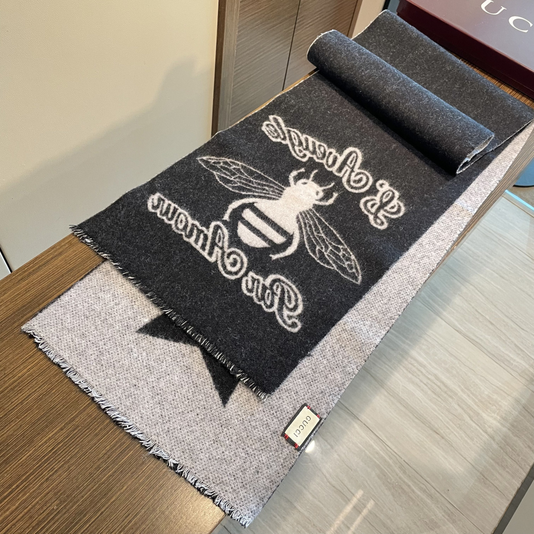🉐️170 古奇【双G提花双面】款式经典，男女都可以 大方时髦，不过时，随便什么时候拿出来戴都好看。Gucci这款限量经典元素的新款披肩真的超重磅❣️高端围巾提升气质的时尚力量，在我们的穿衣打扮当中，成为了整体造型加分的助力❗️这种的美可以让人一瞬间气质脱胎换骨❗️精工高密度字体无比清晰 面料为客供面料(和专柜一样) ，100%羊毛❗️手感柔软丝滑有份量❤️超级好看的一个款！正反面都是精彩，可以搭配出不同风格的个性搭配，可系可围可扎，真的随意造型，可以搭配各种服饰，可以通勤也可以搭配休闲装‼️32×180cm的尺寸非常好驾驭，一年四季真的不要太好搭哦~因为真的很好围😀