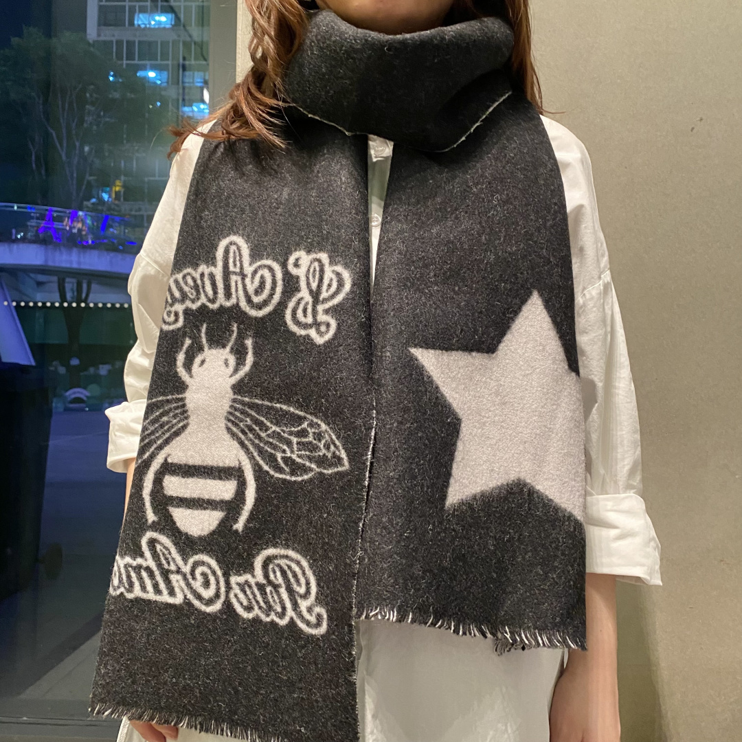 🉐️170 古奇【双G提花双面】款式经典，男女都可以 大方时髦，不过时，随便什么时候拿出来戴都好看。Gucci这款限量经典元素的新款披肩真的超重磅❣️高端围巾提升气质的时尚力量，在我们的穿衣打扮当中，成为了整体造型加分的助力❗️这种的美可以让人一瞬间气质脱胎换骨❗️精工高密度字体无比清晰 面料为客供面料(和专柜一样) ，100%羊毛❗️手感柔软丝滑有份量❤️超级好看的一个款！正反面都是精彩，可以搭配出不同风格的个性搭配，可系可围可扎，真的随意造型，可以搭配各种服饰，可以通勤也可以搭配休闲装‼️32×180cm的尺寸非常好驾驭，一年四季真的不要太好搭哦~因为真的很好围😀