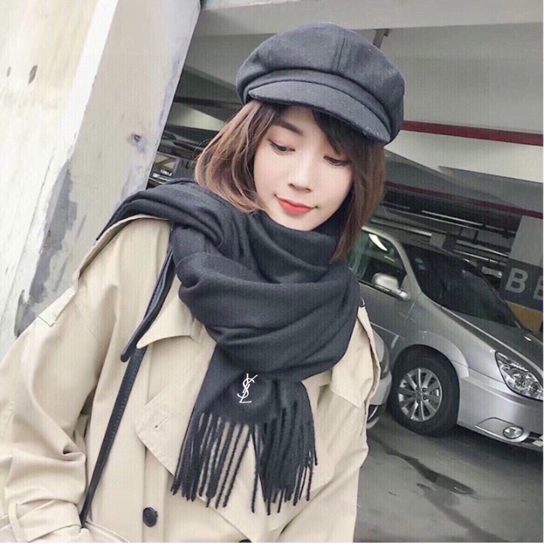 🉐️175 YSL（圣罗兰）100%羊绒版手感好到爆 难得一见的温柔配色，低调又不失优雅❗️】重点推荐高级舒适时髦气质，名小众，却大牌范十足，超级安利❗️loewe这款触动内心的柔美围巾，极其简单又不失美感，成功人士的追求，色彩绝对💯，有点独有的仙气，绝对的情侣款不二之选，颜色淡雅，不妖娆❗️官网尺寸：30x200(含流苏)