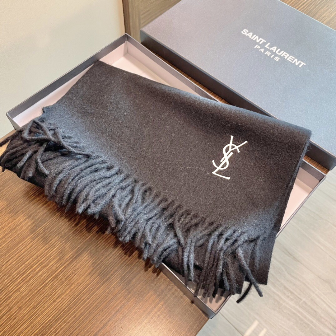 🉐️175 YSL(圣罗兰)100%羊绒版手感好到爆 难得一见的温柔配色,低调又不失优雅❗️】重点推荐高级舒适时髦气质,名小众,却大牌范十足,超级安利❗️loewe这款触动内心的柔美围巾,极其简单又不失美感,成功人士的追求,色彩绝对💯,有点独有的仙气,绝对的情侣款不二之选,颜色淡雅,不妖娆❗️官网尺寸:30x200(含流苏)