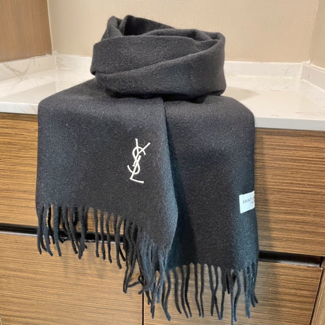 🉐️175 YSL(圣罗兰)100%羊绒版手感好到爆 难得一见的温柔配色,低调又不失优雅❗️】重点推荐高级舒适时髦气质,名小众,却大牌范十足,超级安利❗️loewe这款触动内心的柔美围巾,极其简单又不失美感,成功人士的追求,色彩绝对💯,有点独有的仙气,绝对的情侣款不二之选,颜色淡雅,不妖娆❗️官网尺寸:30x200(含流苏)