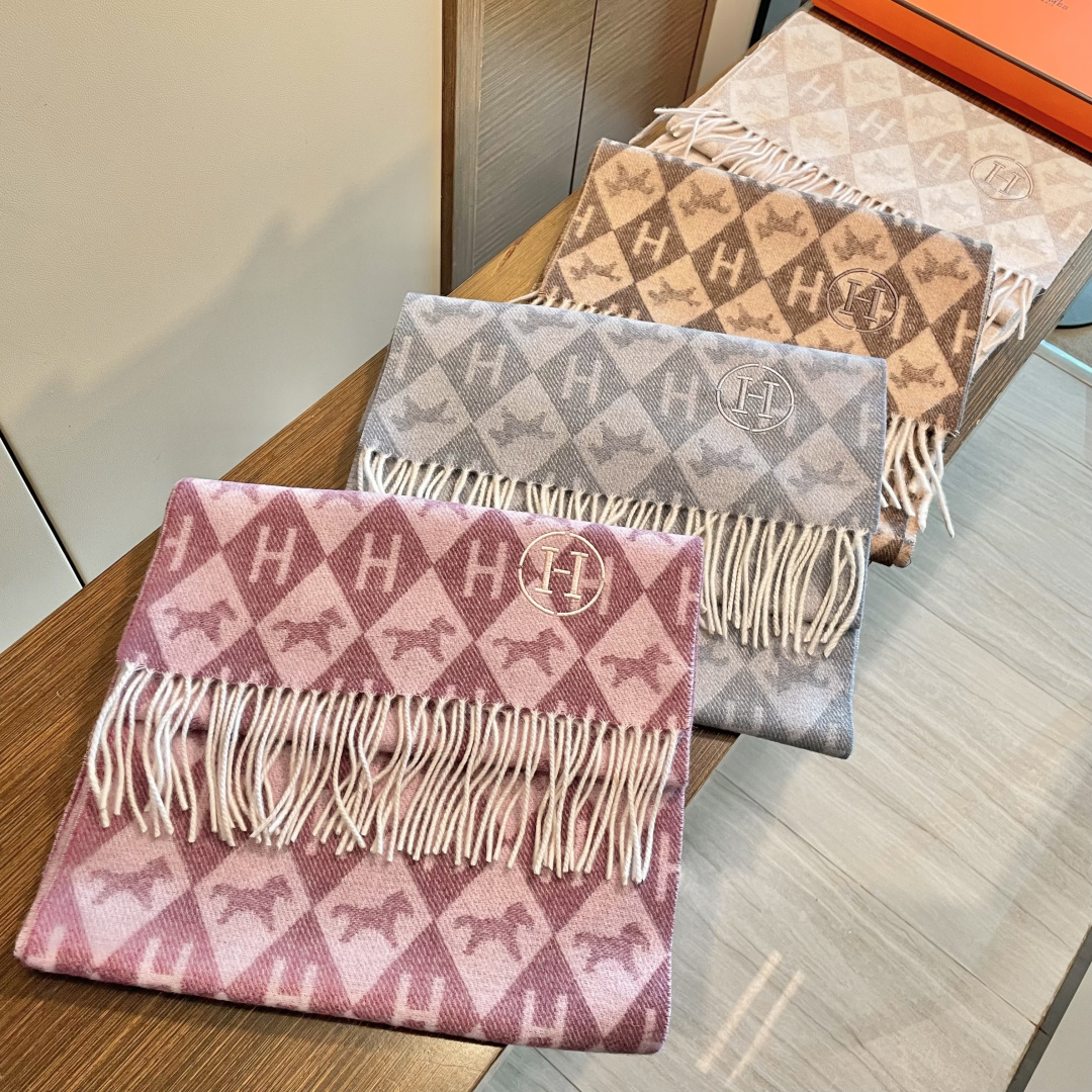 上新爱马仕双面男女款围巾且买且珍惜😍~都是出口订单所以比较难遇❤️东西讲究少而精😍好看的一定要收😎这款H