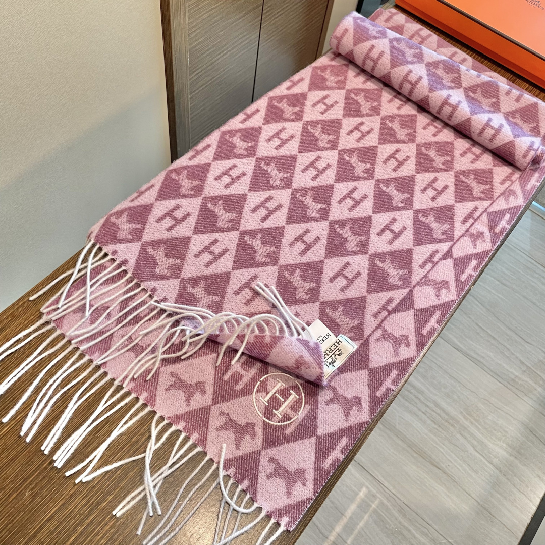 上新爱马仕双面男女款围巾且买且珍惜😍~都是出口订单所以比较难遇❤️东西讲究少而精😍好看的一定要收😎这款H