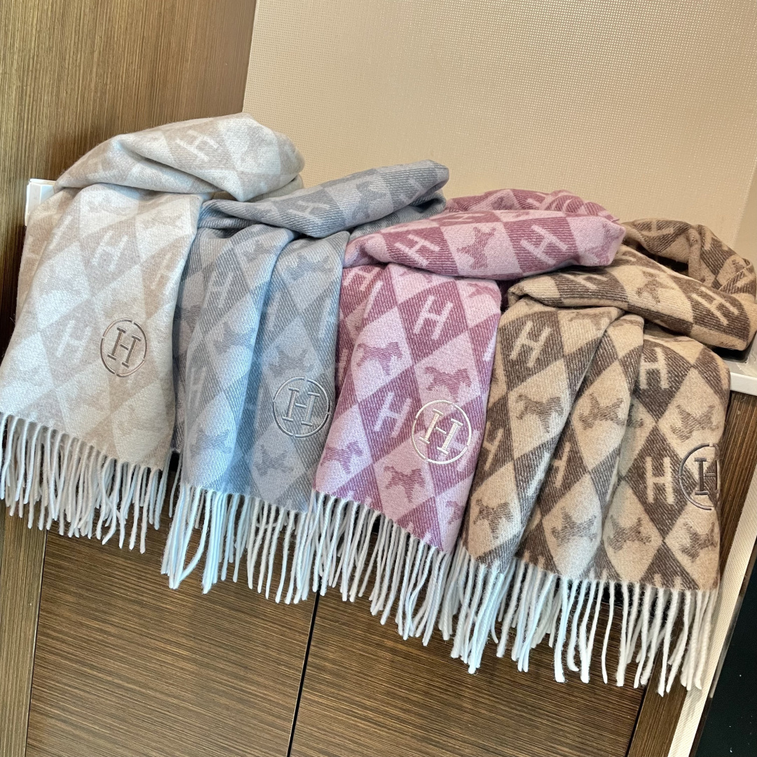 上新爱马仕双面男女款围巾且买且珍惜😍~都是出口订单所以比较难遇❤️东西讲究少而精😍好看的一定要收😎这款H