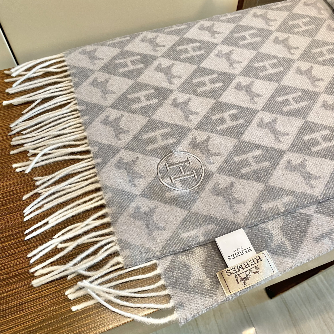 上新爱马仕双面男女款围巾且买且珍惜😍~都是出口订单所以比较难遇❤️东西讲究少而精😍好看的一定要收😎这款H