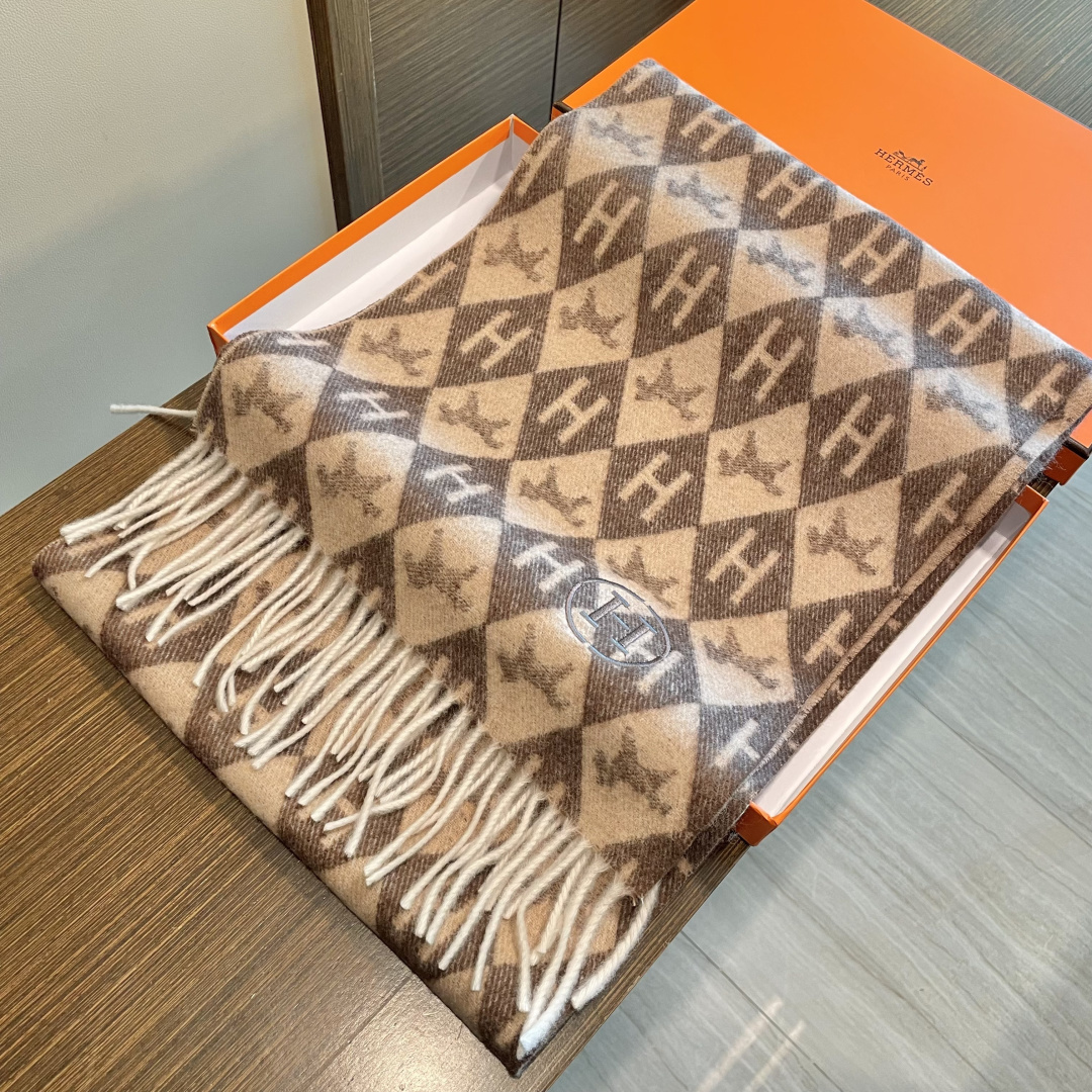 上新爱马仕双面男女款围巾且买且珍惜😍~都是出口订单所以比较难遇❤️东西讲究少而精😍好看的一定要收😎这款H