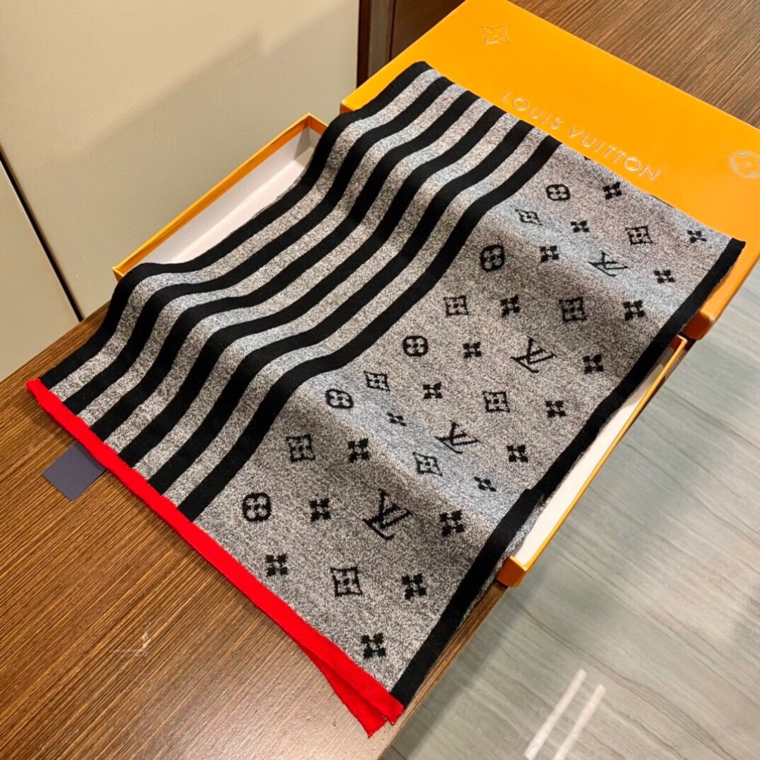 怒推走量新款🎊重磅推荐🎊LV官网最新款💥 针织羊绒材质。非常保暖👑 柔软亲肤，不扎脖😍经典素色围巾设计😘