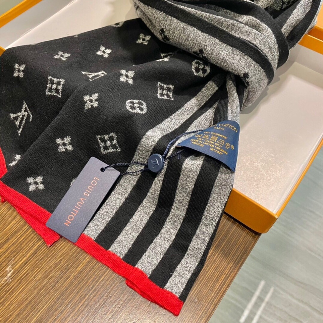 怒推走量新款🎊重磅推荐🎊LV官网最新款💥 针织羊绒材质。非常保暖👑 柔软亲肤，不扎脖😍经典素色围巾设计😘